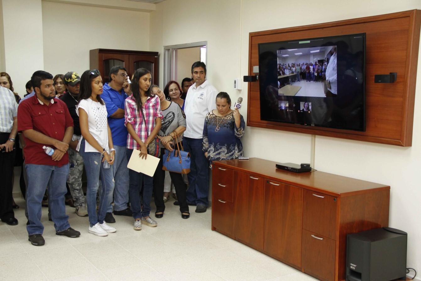 estudiantes en aula interactiva
